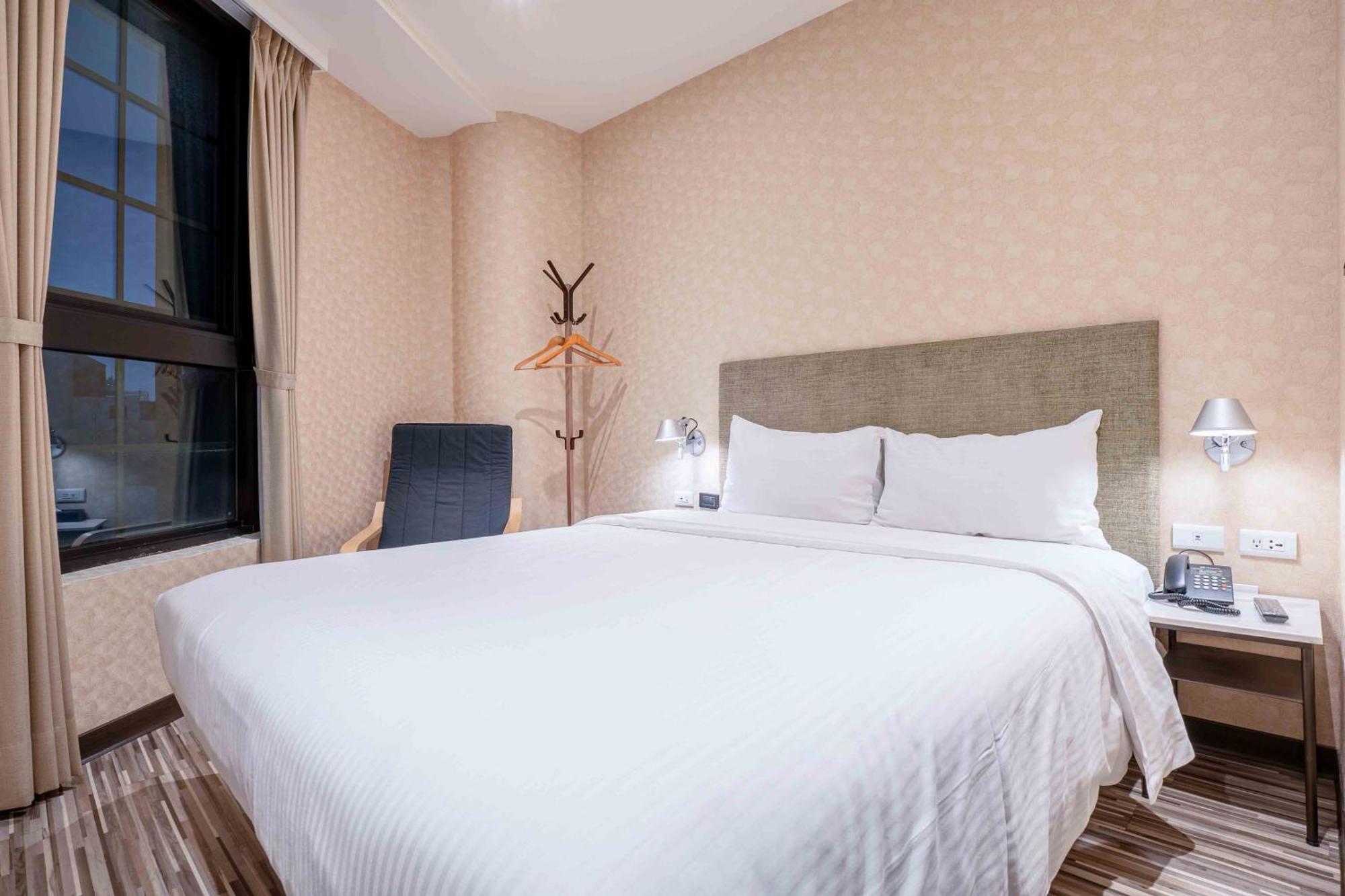 Check Inn Taichung Ziyou Exterior foto