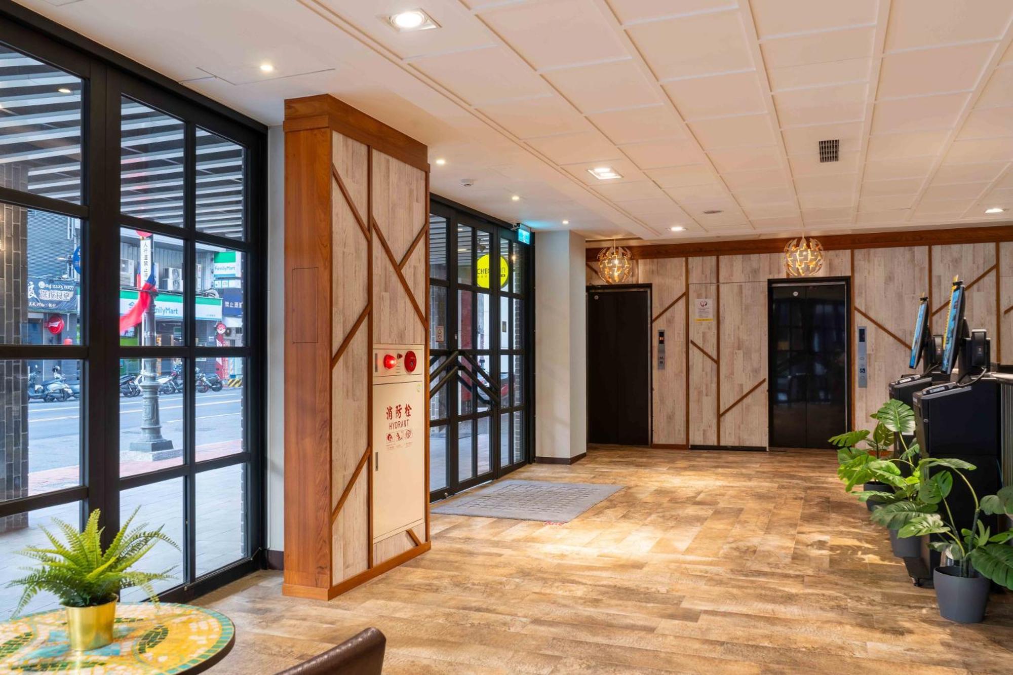 Check Inn Taichung Ziyou Exterior foto